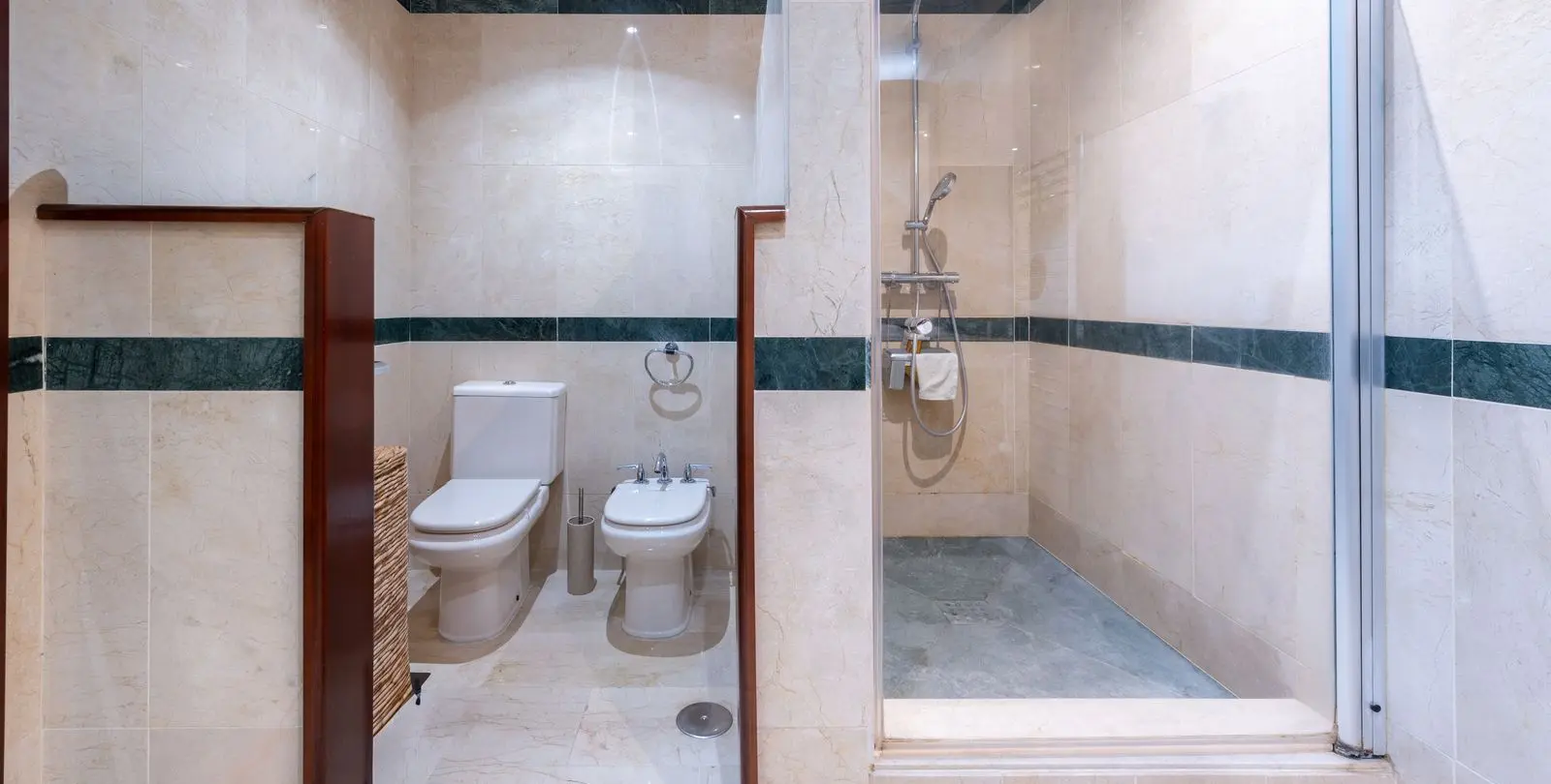 Venta de apartamento en planta baja en Puerto Banús 24