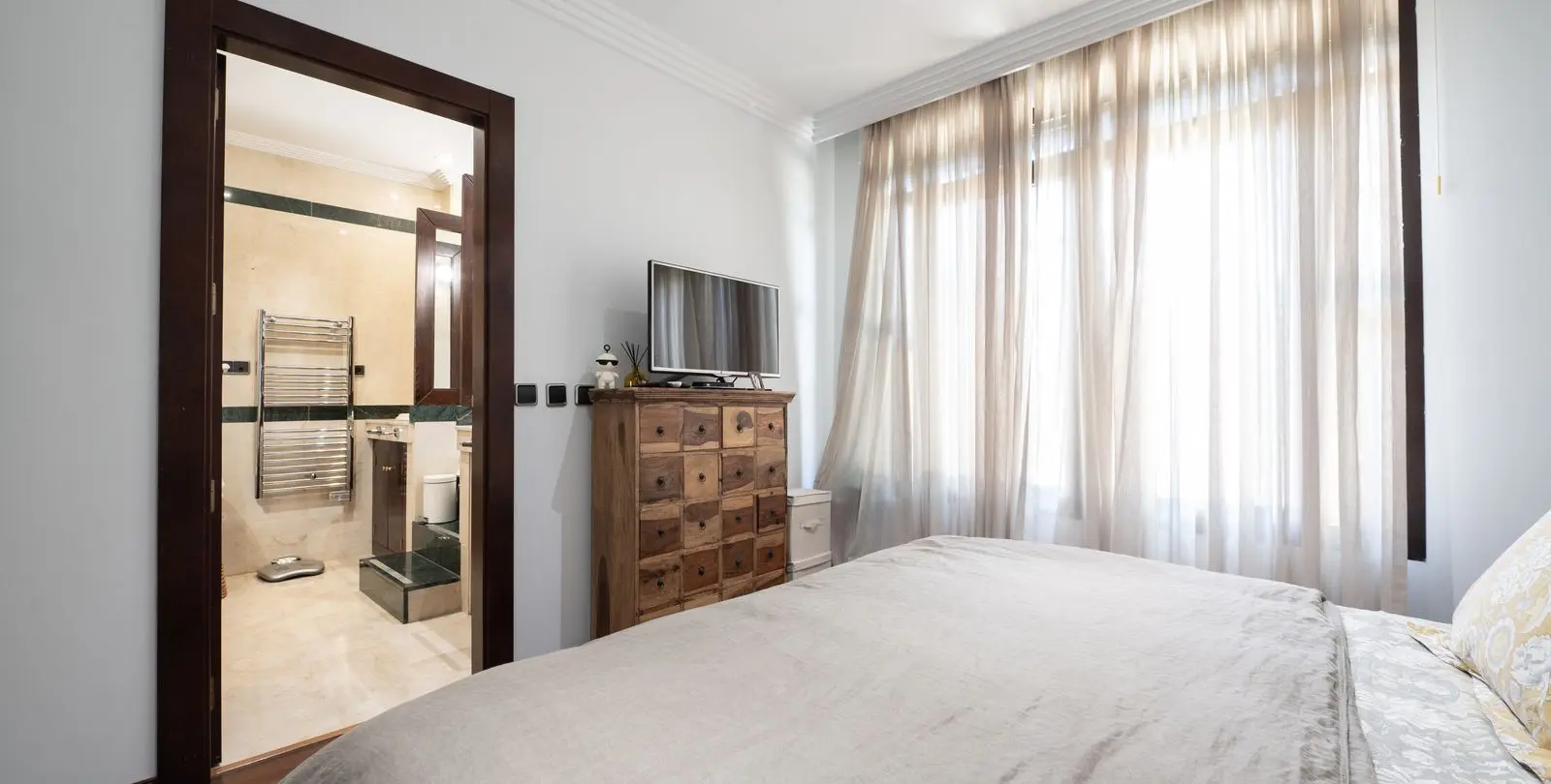 Venta de apartamento en planta baja en Puerto Banús 32