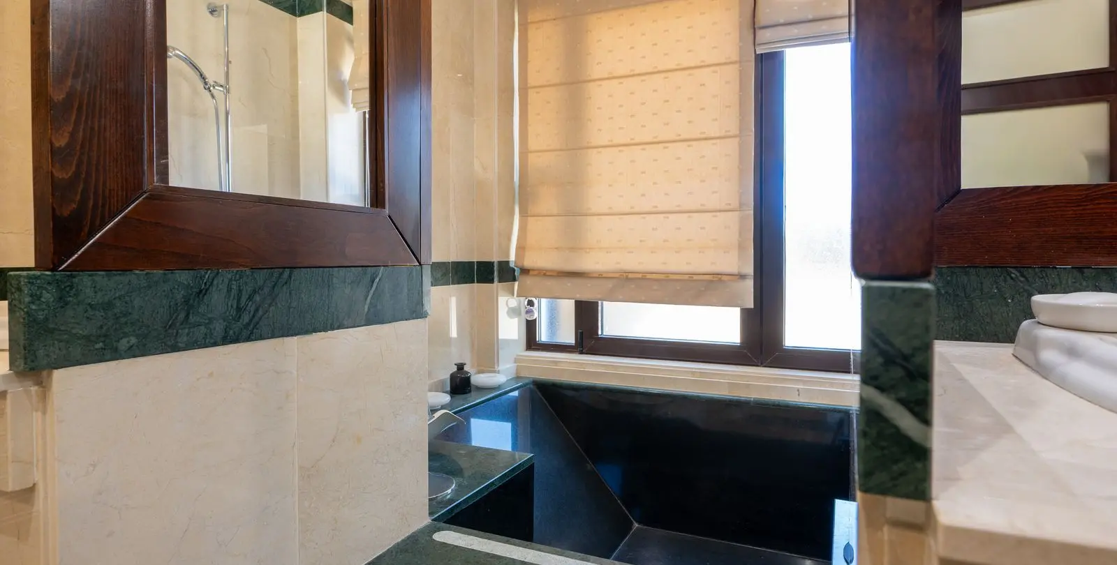 Venta de apartamento en planta baja en Puerto Banús 35