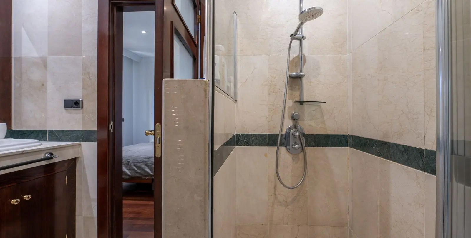 Venta de apartamento en planta baja en Puerto Banús 38