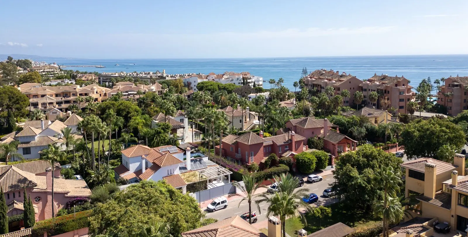 Venta de apartamento en planta baja en Puerto Banús 42