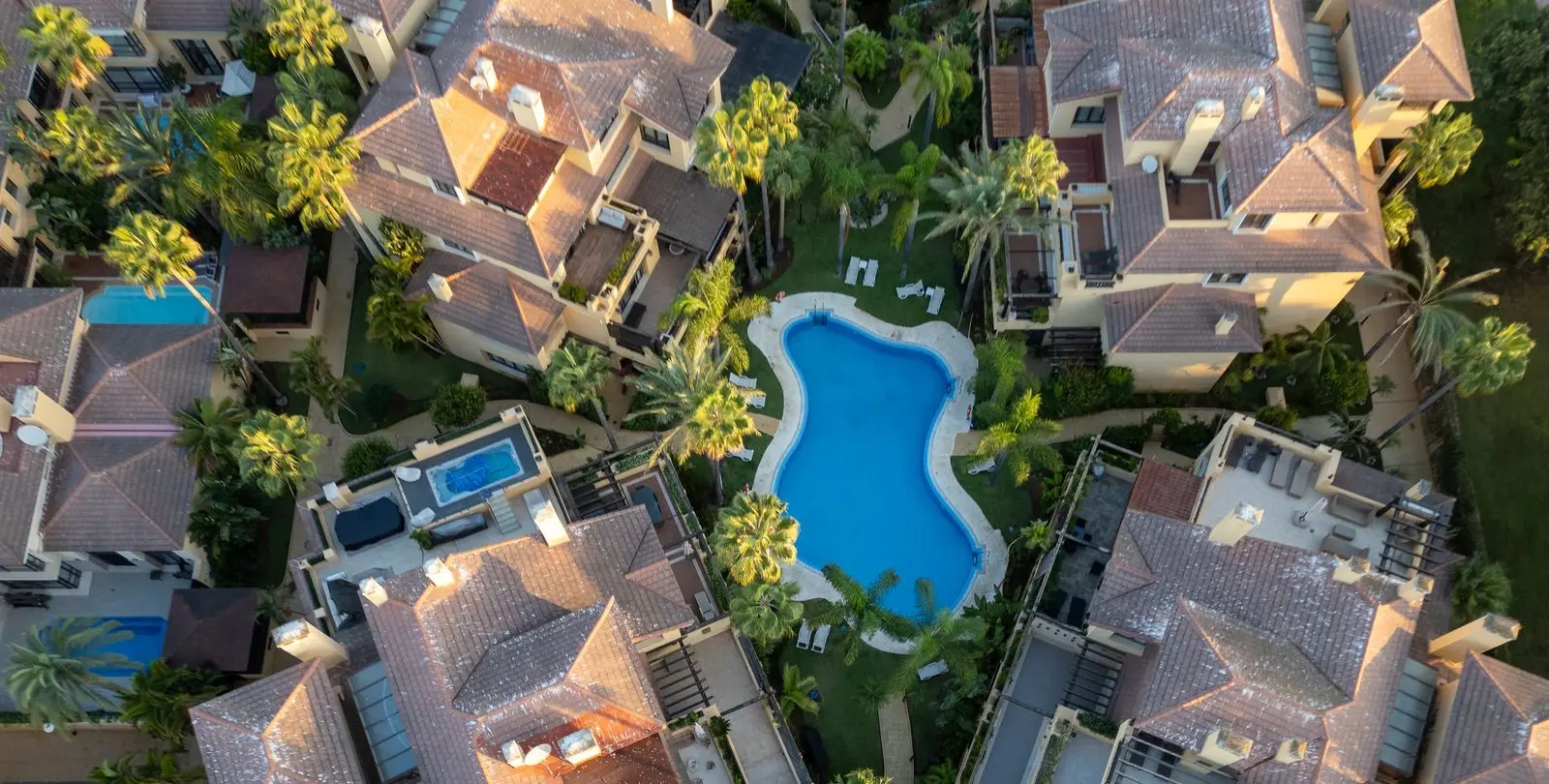 Venta de apartamento en planta baja en Puerto Banús 43