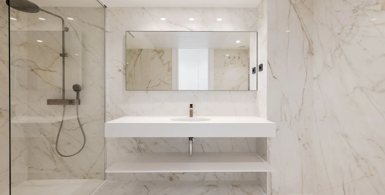 Sale of ground floor apartment in New Golden Mile 15