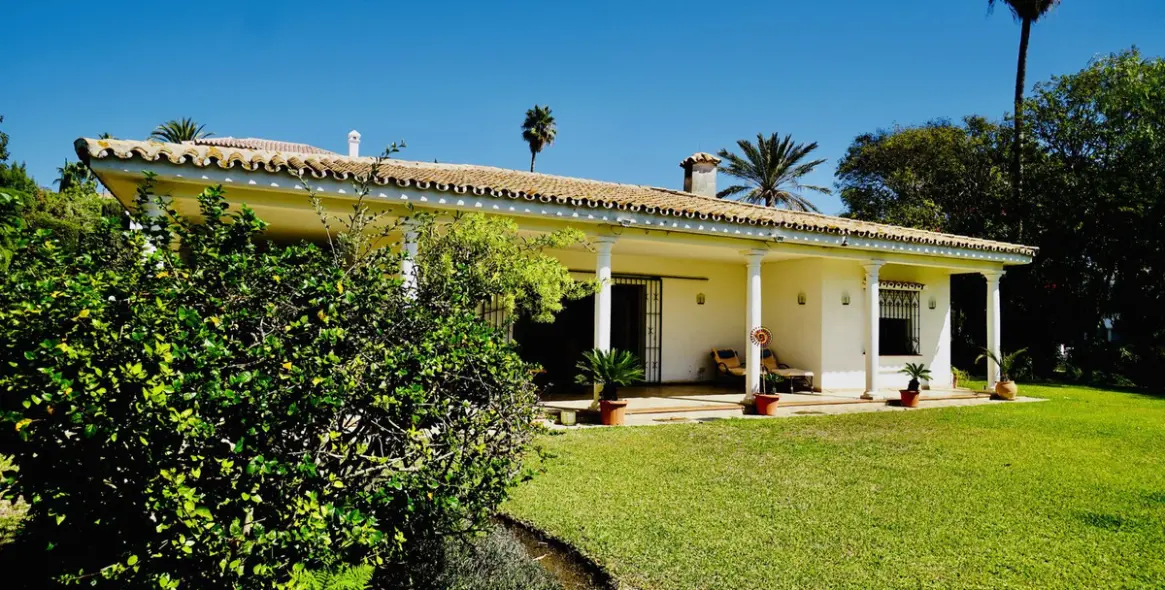 Продажа  отдельно стоящей виллы в Estepona (район El Paraiso) 1