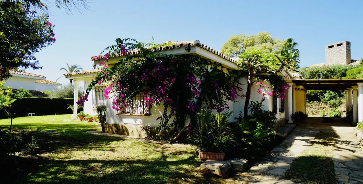 Продажа  отдельно стоящей виллы в Estepona (район El Paraiso) 3