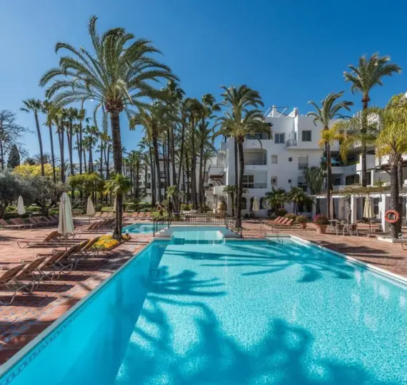 Venta de apartamento en planta baja en Puerto Banús