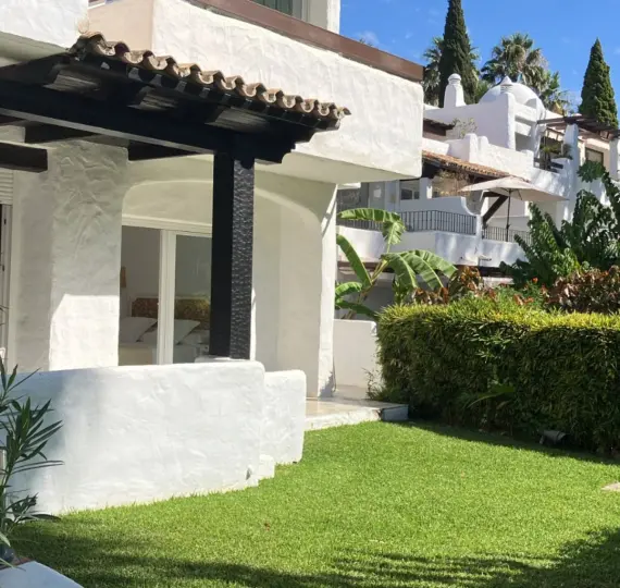 Venta de apartamento en planta baja en Puerto Banús