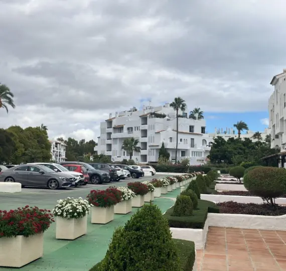 Venta de apartamento en planta baja en Puerto Banús