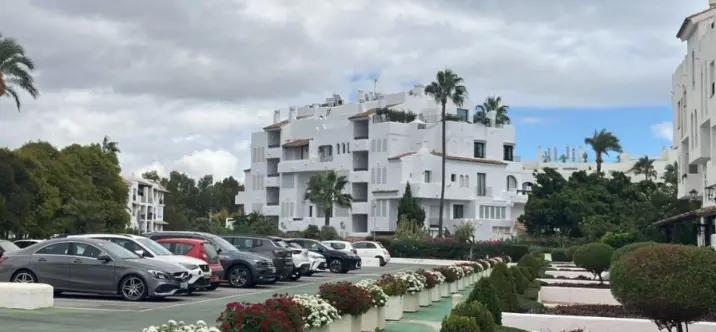 Venta de apartamento en planta baja en Puerto Banús 3