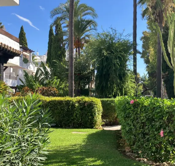 Venta de apartamento en planta baja en Puerto Banús