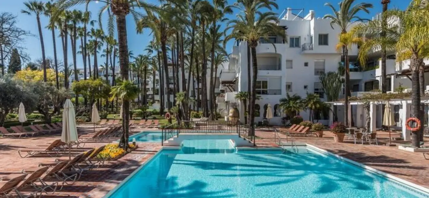 Sale of ground floor apartment in Puerto Banús 0