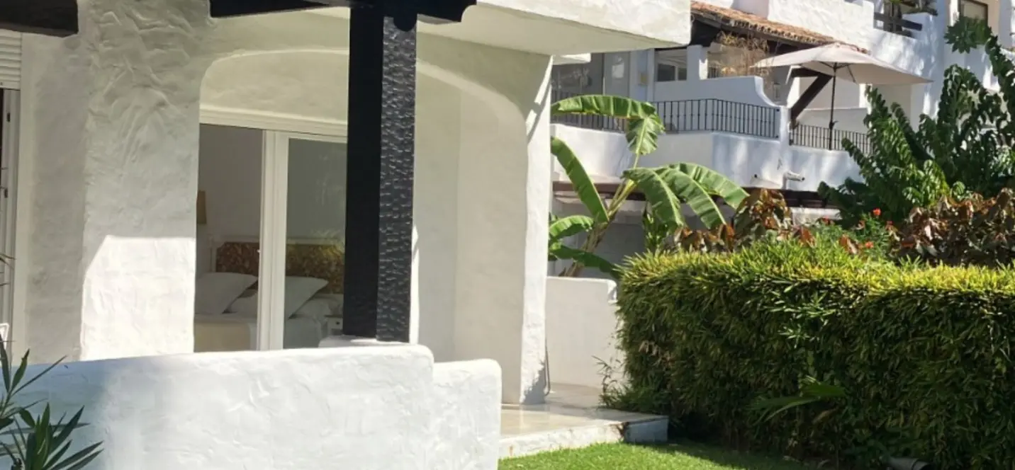 Sale of ground floor apartment in Puerto Banús 2