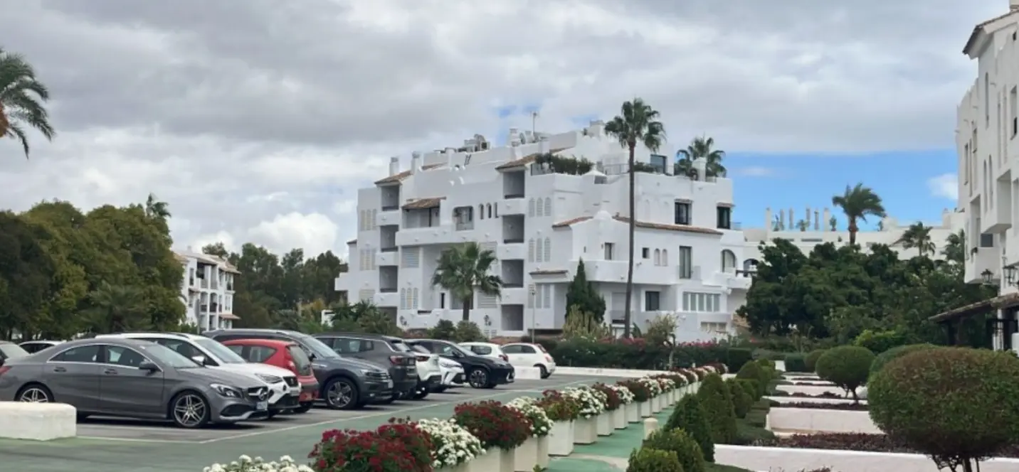 Sale of ground floor apartment in Puerto Banús 3