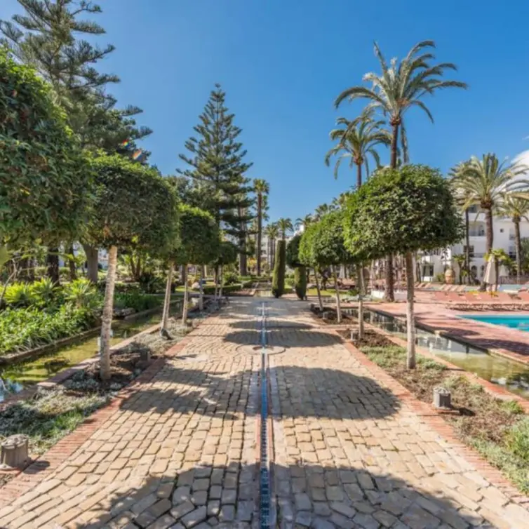 Sale of ground floor apartment in Puerto Banús