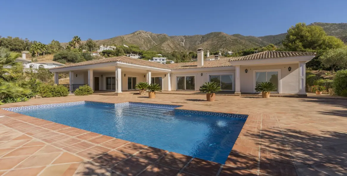 Sale of detached villa in Valtocado 1