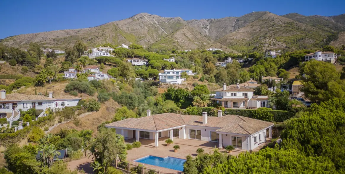 Sale of detached villa in Valtocado 10