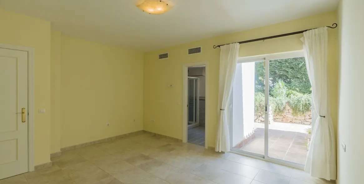 Sale of detached villa in Valtocado 27