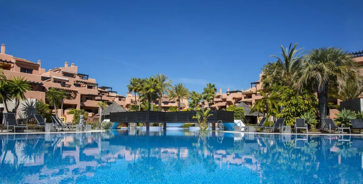 Short-term rent of middle floor apartment in Estepona 1