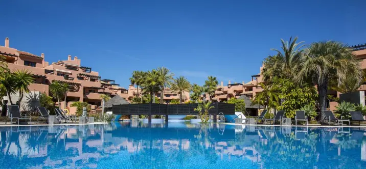 Short-term rent of middle floor apartment in Estepona 0