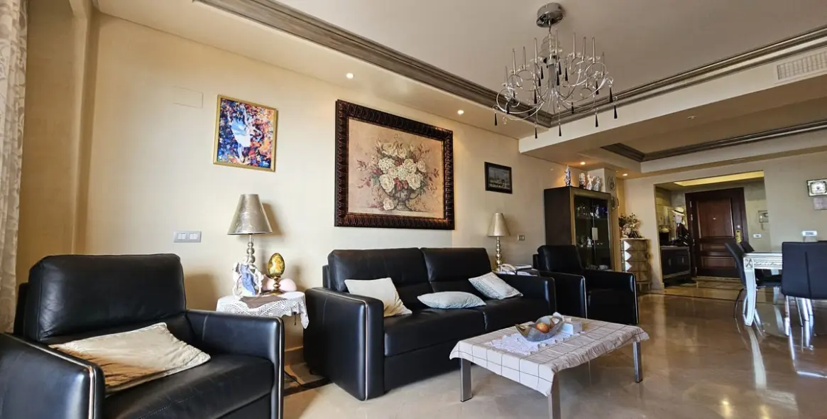 Short-term rent of middle floor apartment in Estepona 2