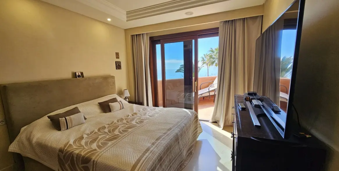 Short-term rent of middle floor apartment in Estepona 17