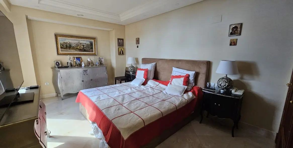 Alquiler a corto plazo de apartamento en planta media en Estepona 8