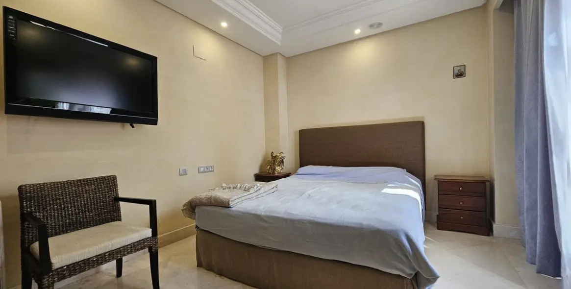 Alquiler a corto plazo de apartamento en planta media en Estepona 23