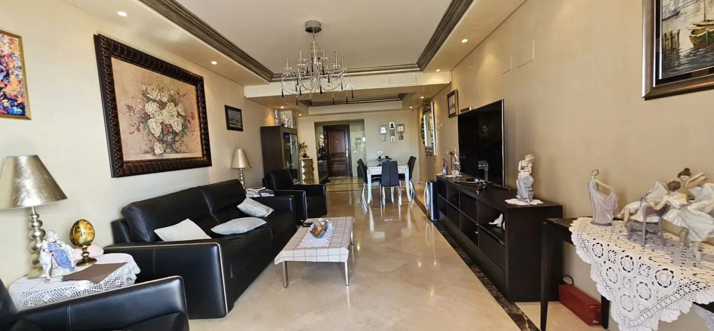 Venta de apartamento en planta media en Estepona 2