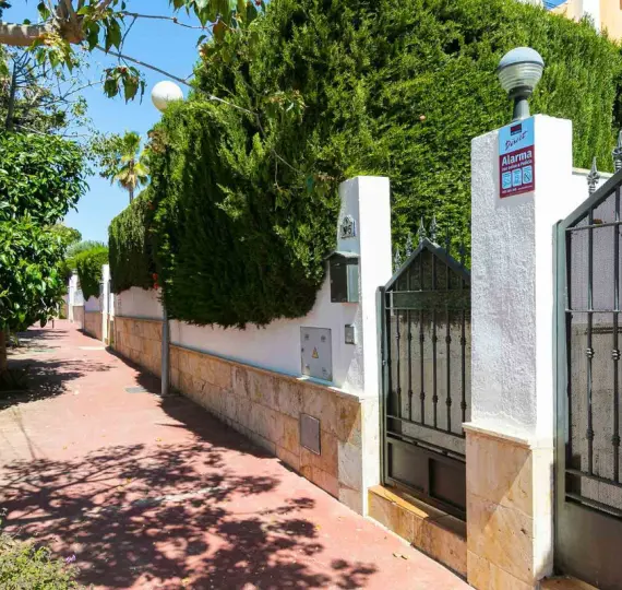 Продажа дома на две семьи в Costabella