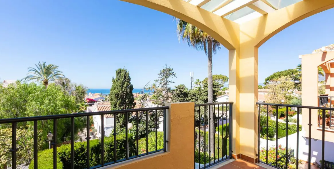 Продажа дома на две семьи в Costabella 35