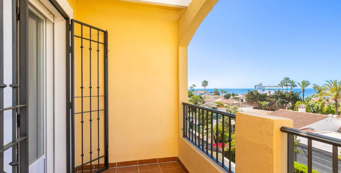 Продажа дома на две семьи в Costabella 38