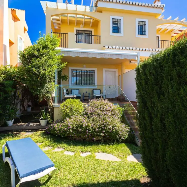 Продажа дома на две семьи в Costabella