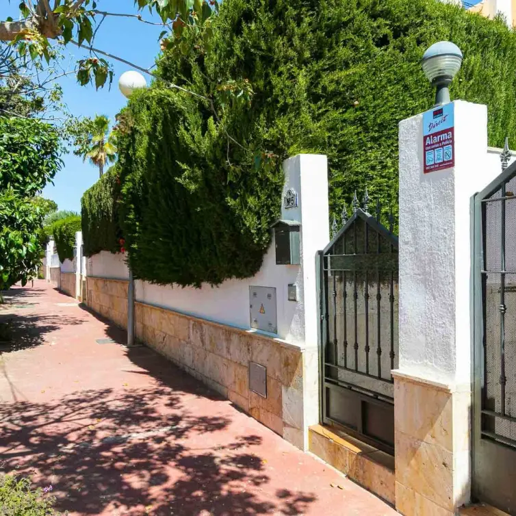 Продажа дома на две семьи в Costabella