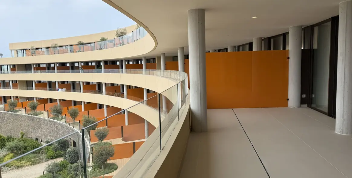 Sale of middle floor apartment in Higueron 8
