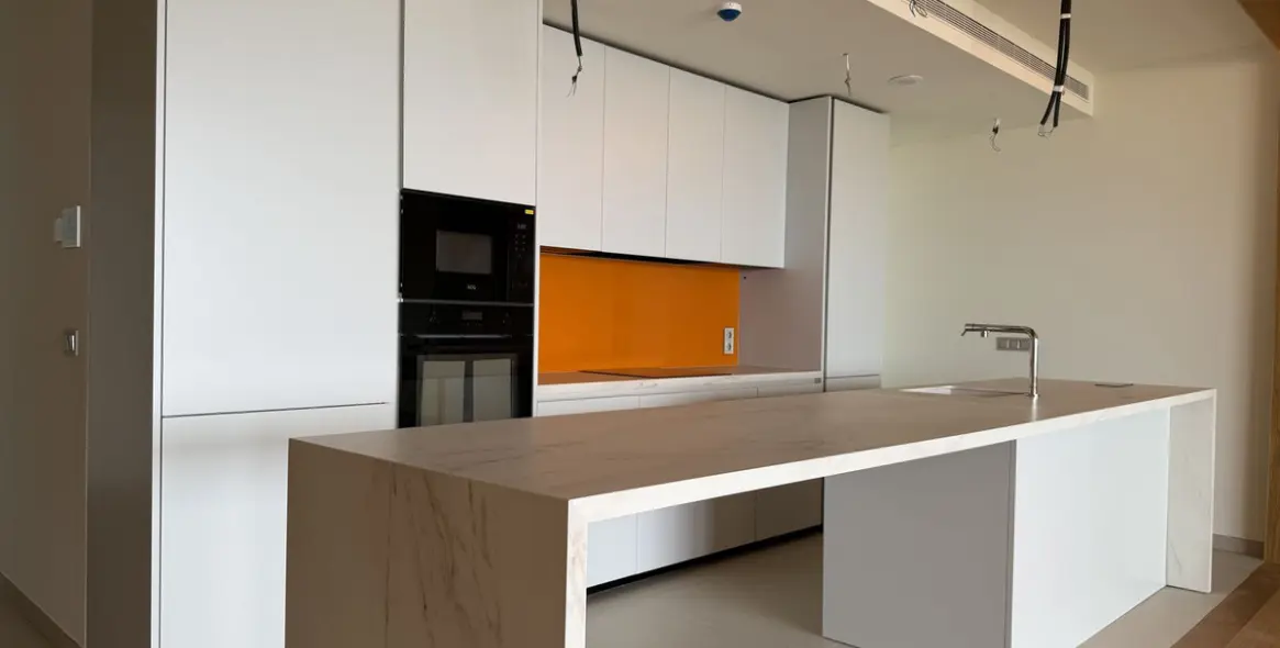 Sale of middle floor apartment in Higueron 16