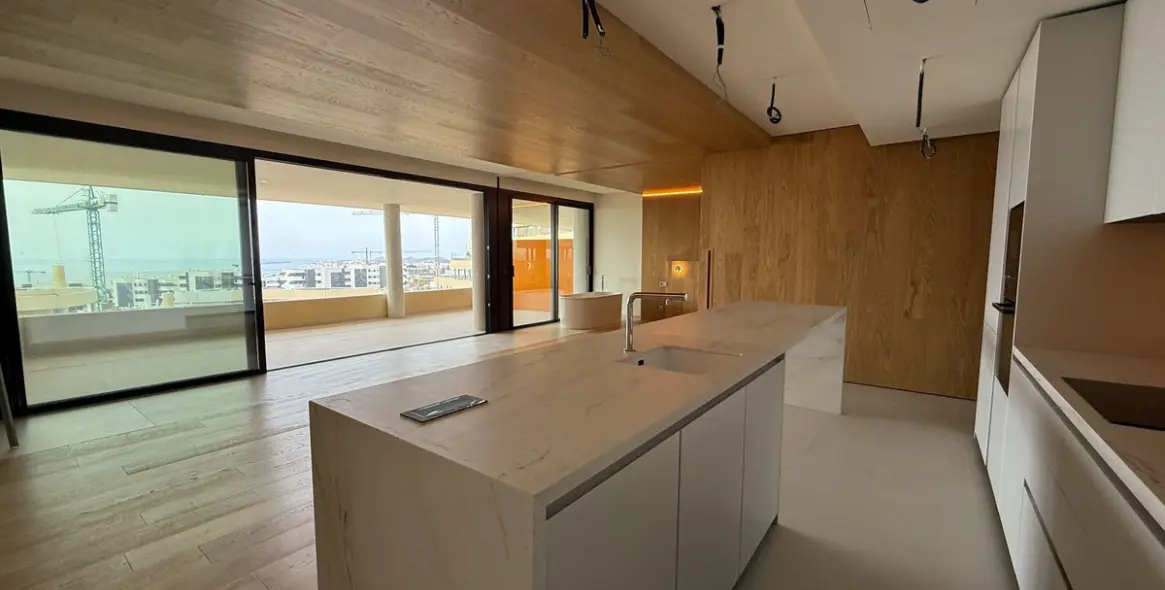 Sale of middle floor apartment in Higueron 17