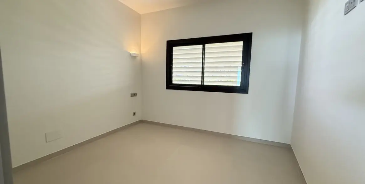 Sale of middle floor apartment in Higueron 21