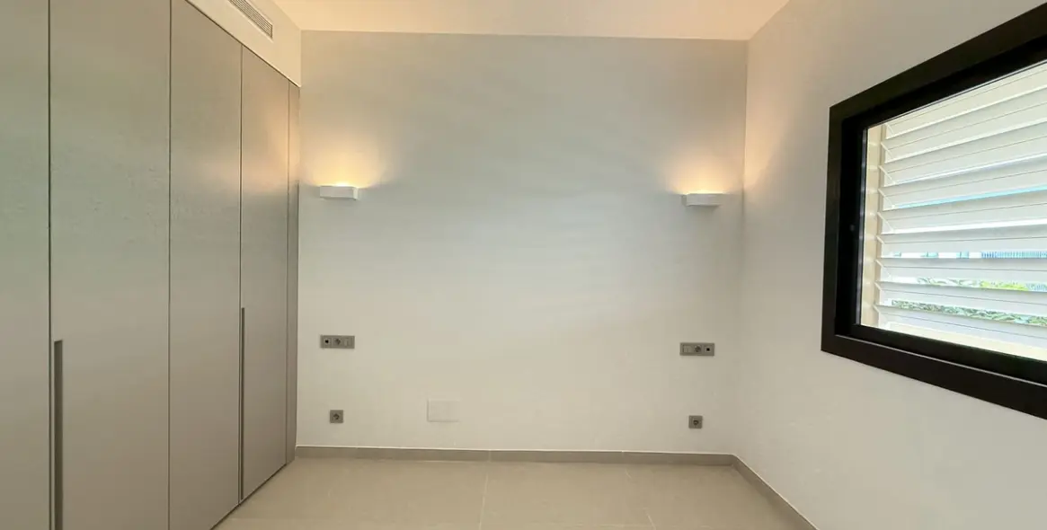 Sale of middle floor apartment in Higueron 25