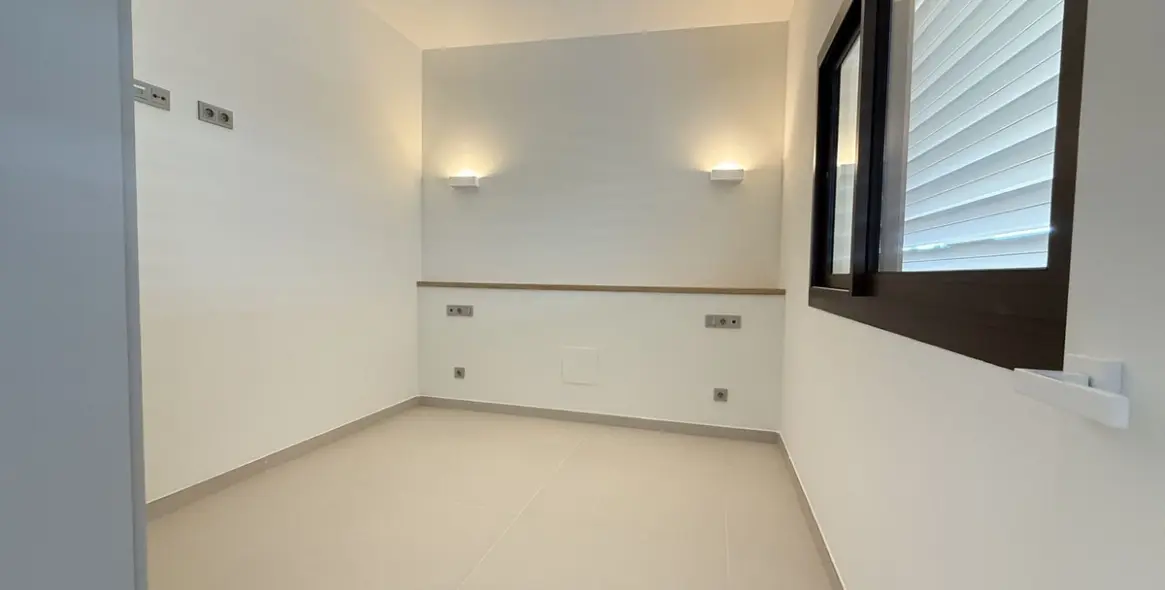 Sale of middle floor apartment in Higueron 26