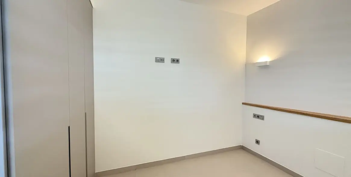 Sale of middle floor apartment in Higueron 27