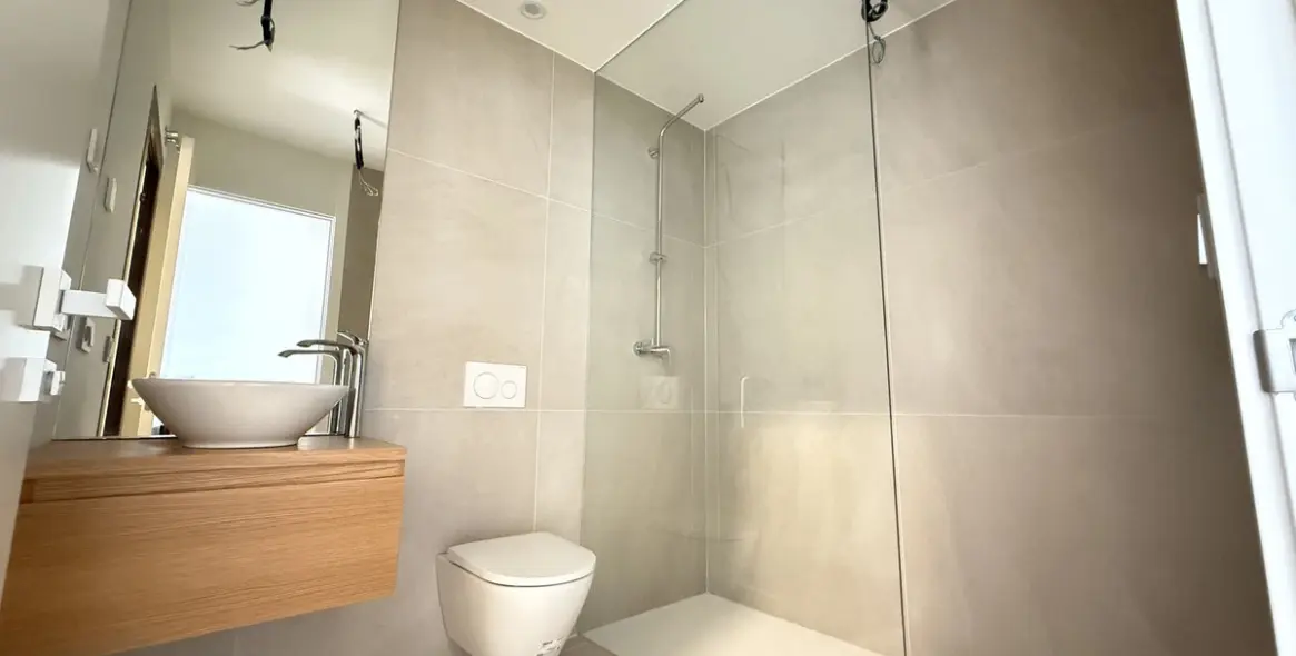 Sale of middle floor apartment in Higueron 29