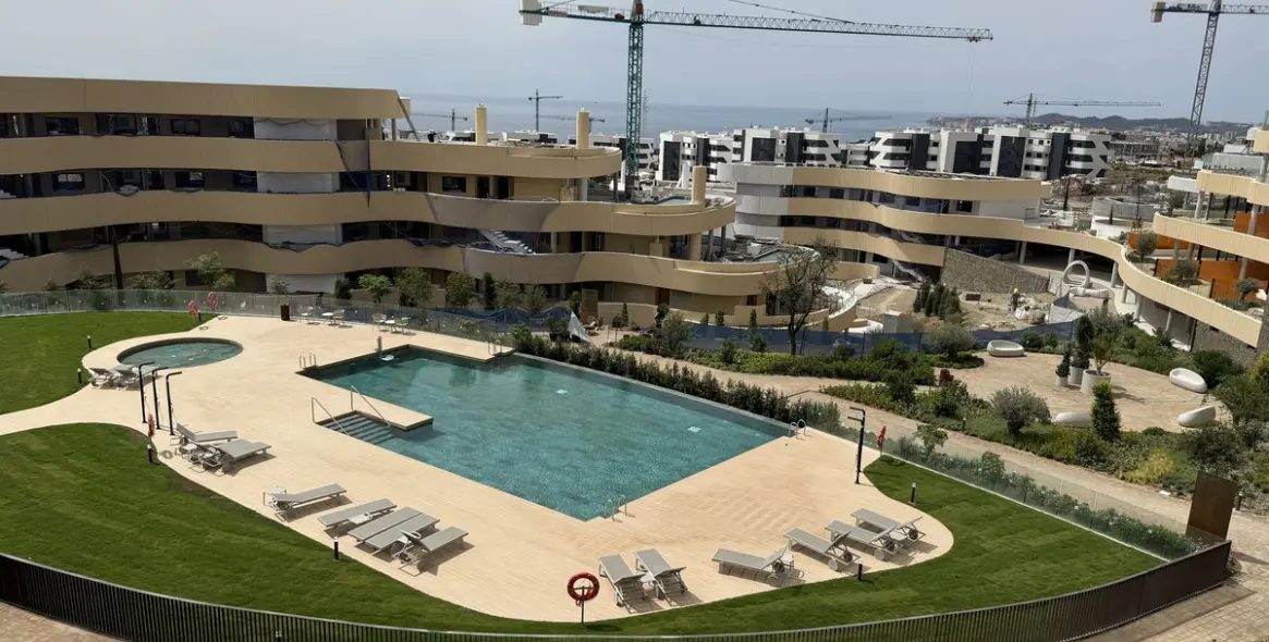 Sale of middle floor apartment in Higueron 31