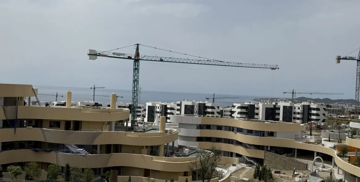 Sale of middle floor apartment in Higueron 32