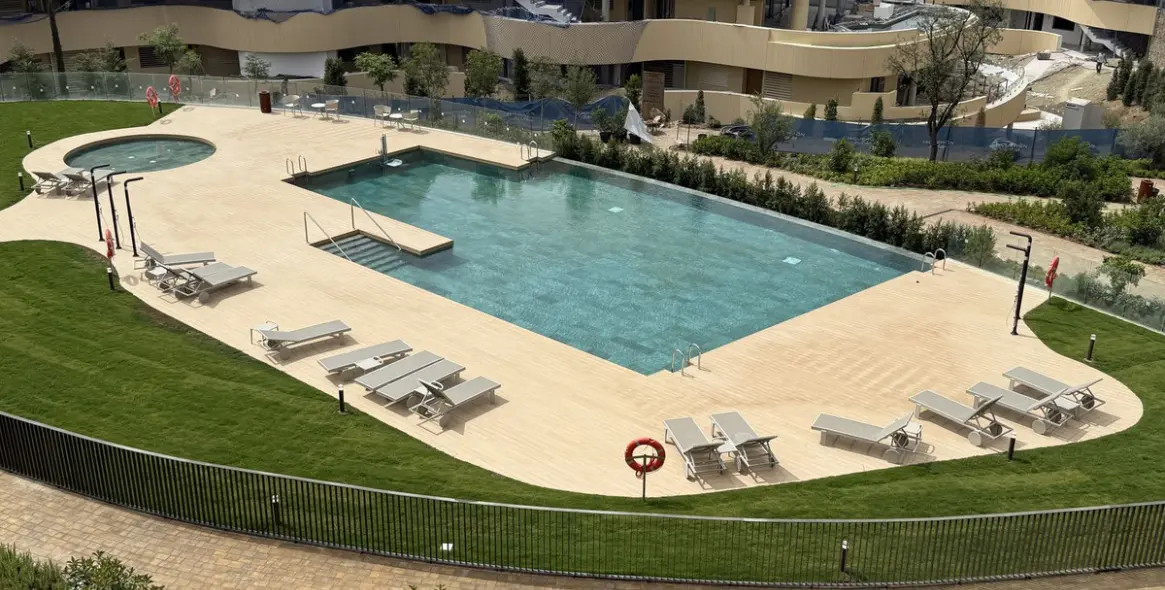 Sale of middle floor apartment in Higueron 33