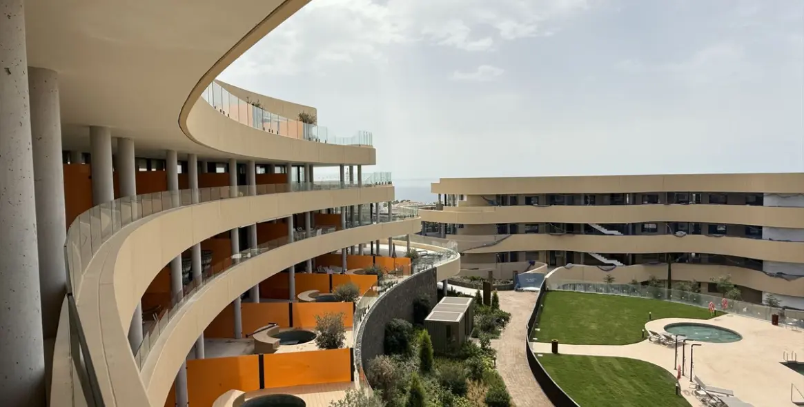 Sale of middle floor apartment in Higueron 34