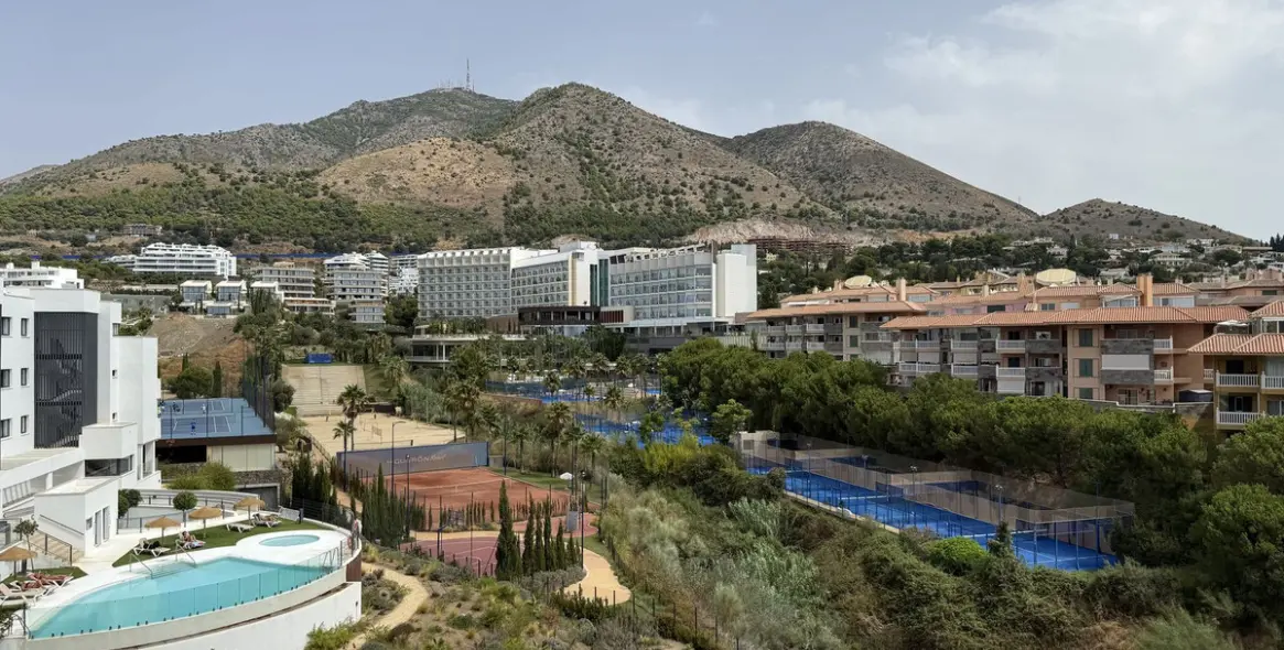 Sale of middle floor apartment in Higueron 35