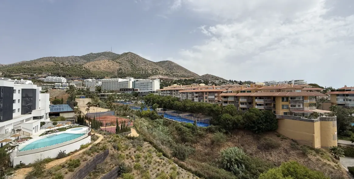 Sale of middle floor apartment in Higueron 36