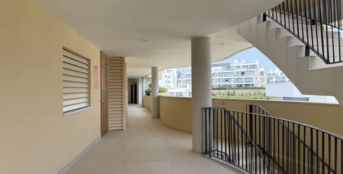 Sale of middle floor apartment in Higueron 37