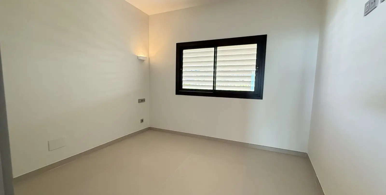 Sale of middle floor apartment in Higueron 21