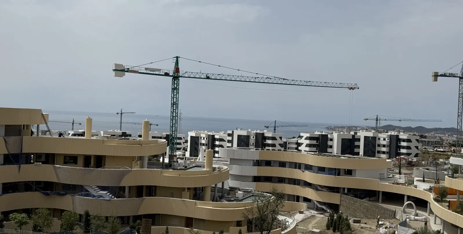 Sale of middle floor apartment in Higueron 32